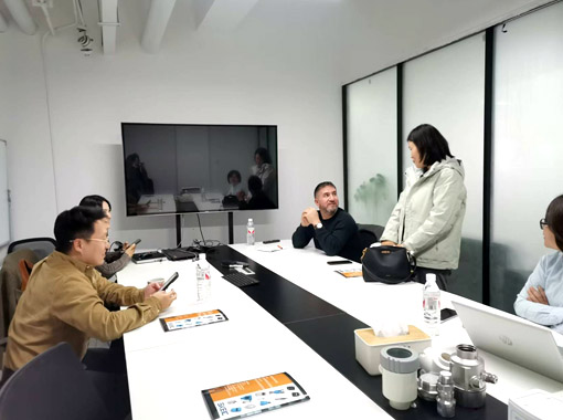 國外客戶來訪我司，深度交流外貼液位計與雷達水位計技術